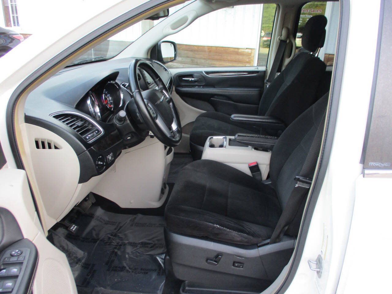 Used 2012 Chrysler Town & Country Touring FWD image 15