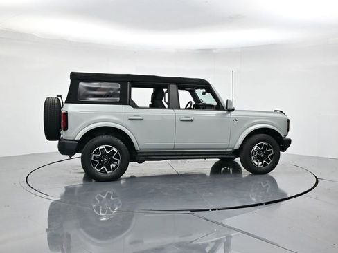 Used 2022 Ford Bronco Outer Banks image 2