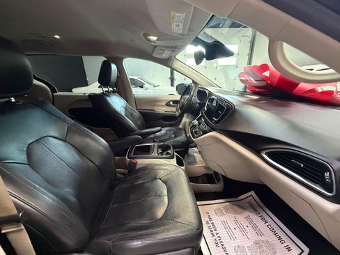 Used 2017 Chrysler Pacifica Touring-L Plus w/ Advanced Safetytec Group FWD image 29