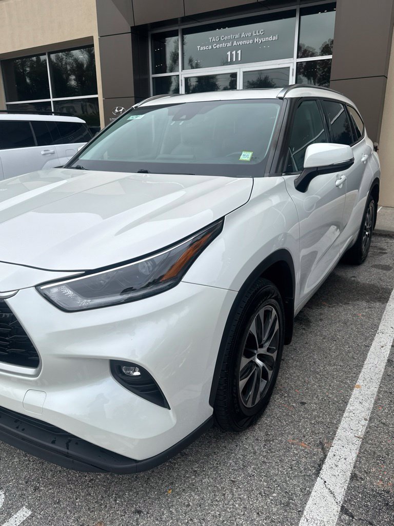 Used 2021 Toyota Highlander XLE AWD/4WD image 3