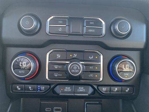 Used 2024 Chevrolet Suburban Premier image 16