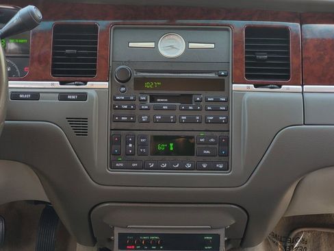 Used 2003 Lincoln Town Car Executive image 34
