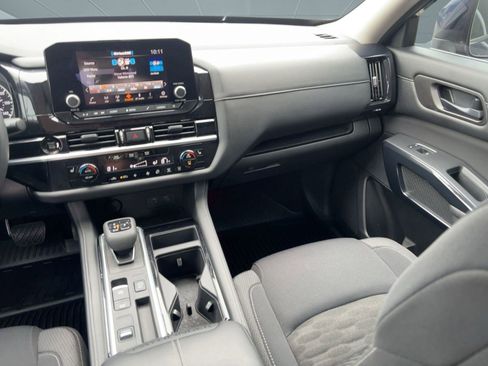 Used 2025 Nissan Pathfinder SV image 26