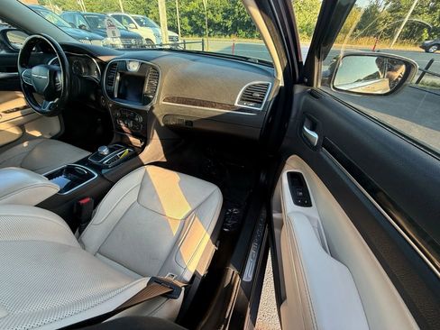 Used 2018 Chrysler 300 Limited image 9