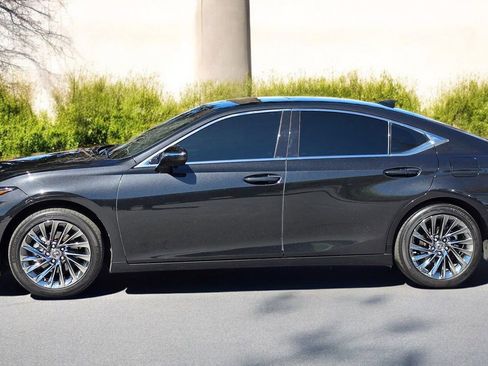 Used 2024 Lexus ES 300h Luxury w/ Accessory Package (Z2) image 11