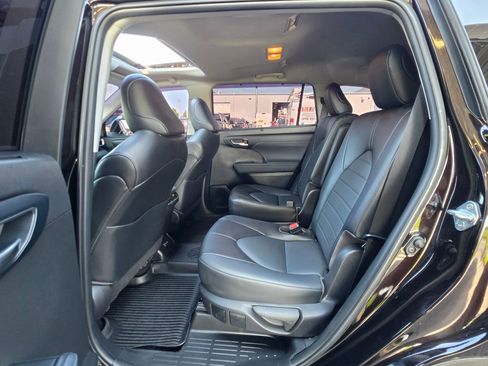 Used 2022 Toyota Highlander XLE AWD/4WD image 35