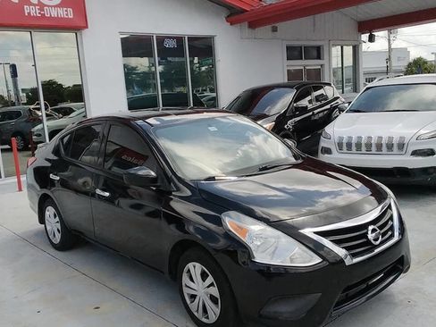 Used 2017 Nissan Versa SV image 3