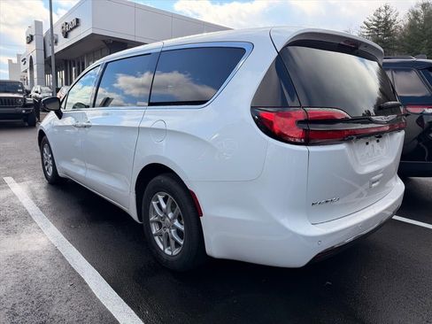 New 2026 Chrysler Pacifica Select image 5