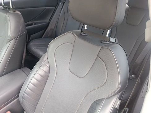 Used 2023 Hyundai Elantra Limited image 6