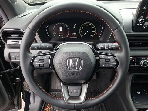 Certified 2025 Honda Pilot TrailSport image 24