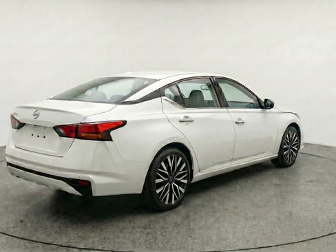 Used 2025 Nissan Altima 2.5 SV FWD image 9