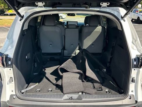 Used 2026 Toyota Sienna XLE FWD image 5