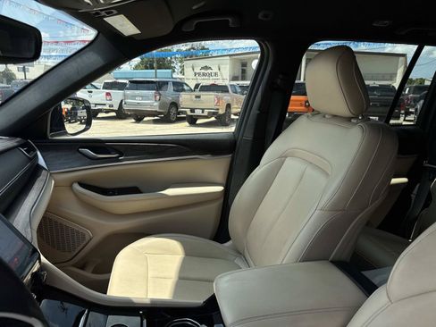 Used 2023 Jeep Grand Cherokee Limited RWD image 15