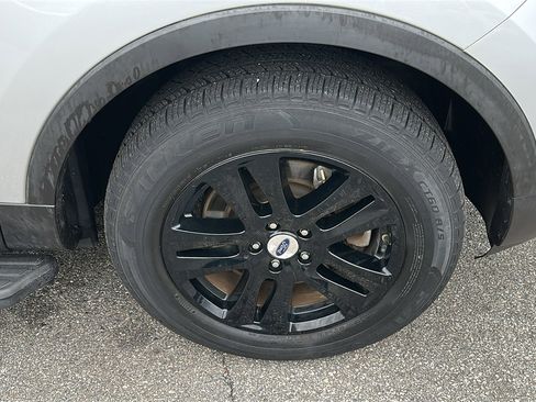 Used 2018 Ford Explorer XLT AWD/4WD image 9