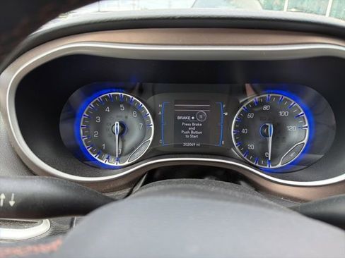 Used 2017 Chrysler Pacifica Touring-L FWD image 6