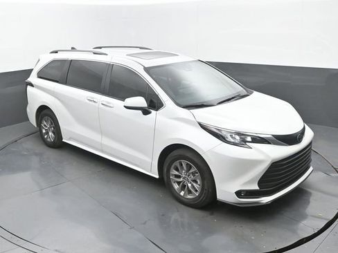 Used 2026 Toyota Sienna XLE FWD image 28