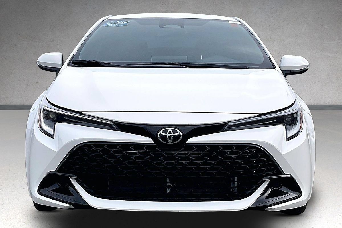 Used 2024 Toyota Corolla SE w/ SE Package FWD image 3