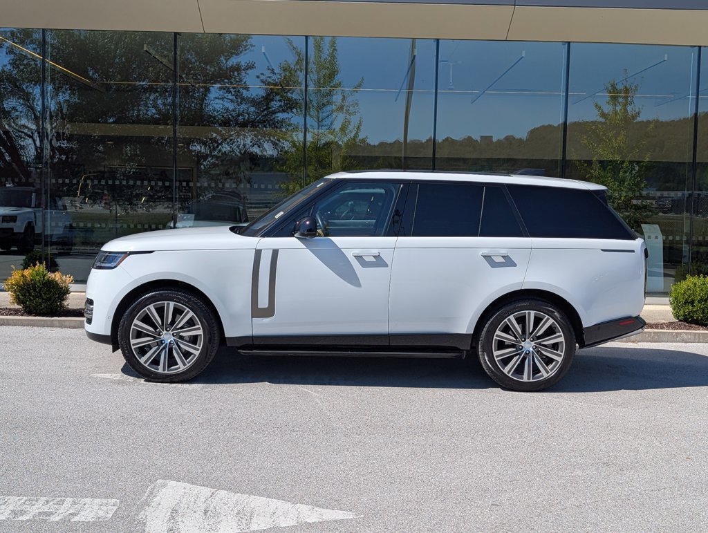 Used 2023 Land Rover Range Rover SE AWD/4WD image 2
