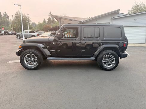 Used 2019 Jeep Wrangler Unlimited Sahara w/ Uconnect 4C Nav & Sound Group AWD/4WD image 2