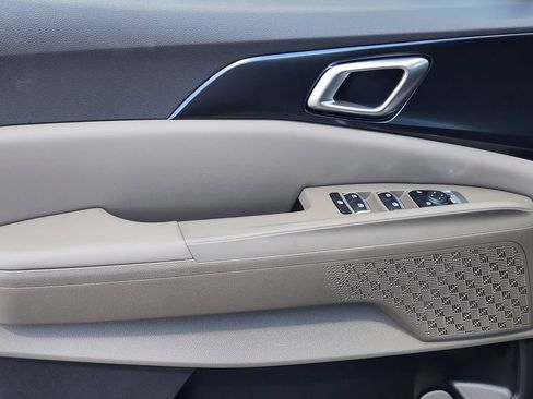 New 2027 Kia Carnival FWD image 8