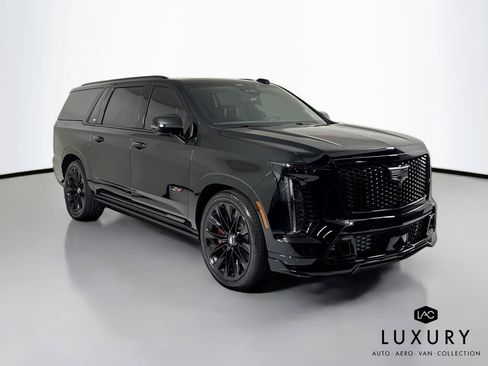 Used 2025 Cadillac Escalade ESV V w/ LPO, ONYX Package AWD/4WD image 3