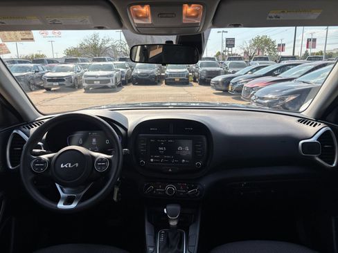 Used 2025 Kia Soul LX w/ LX Technology Package FWD image 26