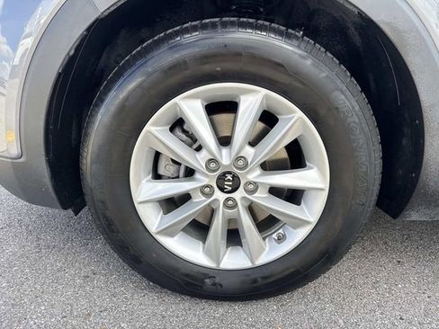 Used 2020 Kia Sorento LX image 9