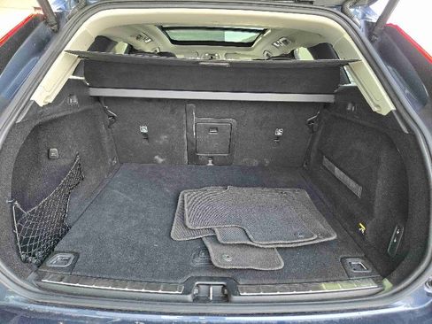 Used 2018 Volvo XC60 T6 Momentum w/ Convenience Package image 11