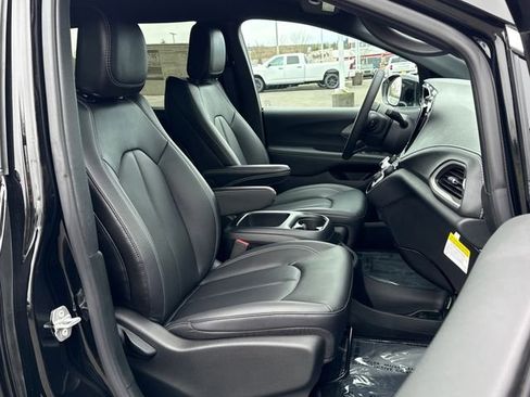 New 2026 Chrysler Pacifica Select image 27