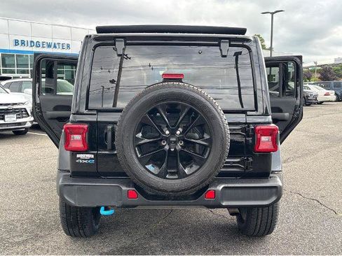 Used 2023 Jeep Wrangler Unlimited Sahara w/ Cold Weather Group AWD/4WD image 12