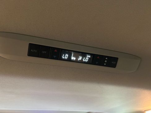 Used 2025 Toyota Sienna XLE FWD image 20