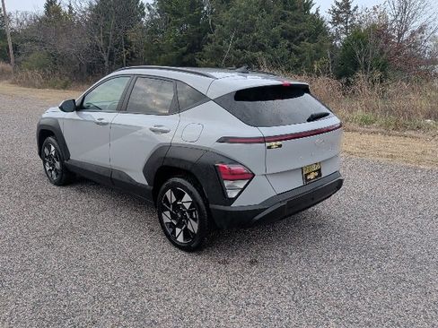 Used 2024 Hyundai Kona SEL image 3