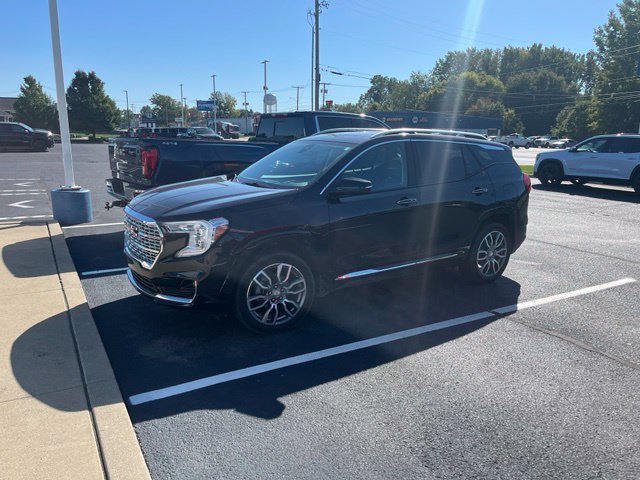 Used 2024 GMC Terrain Denali w/ Denali Premium Package AWD/4WD image 2