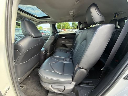Used 2023 Toyota Highlander XLE AWD/4WD image 25