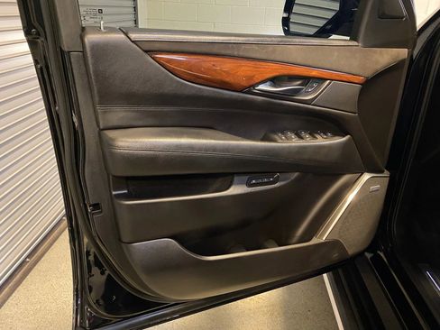Used 2015 Cadillac Escalade Premium image 26