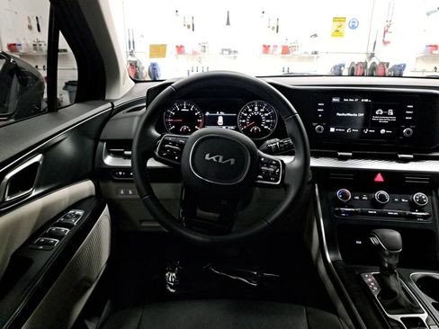 Used 2024 Kia Carnival LX image 22