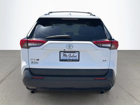 Used 2021 Toyota RAV4 LE FWD image 5