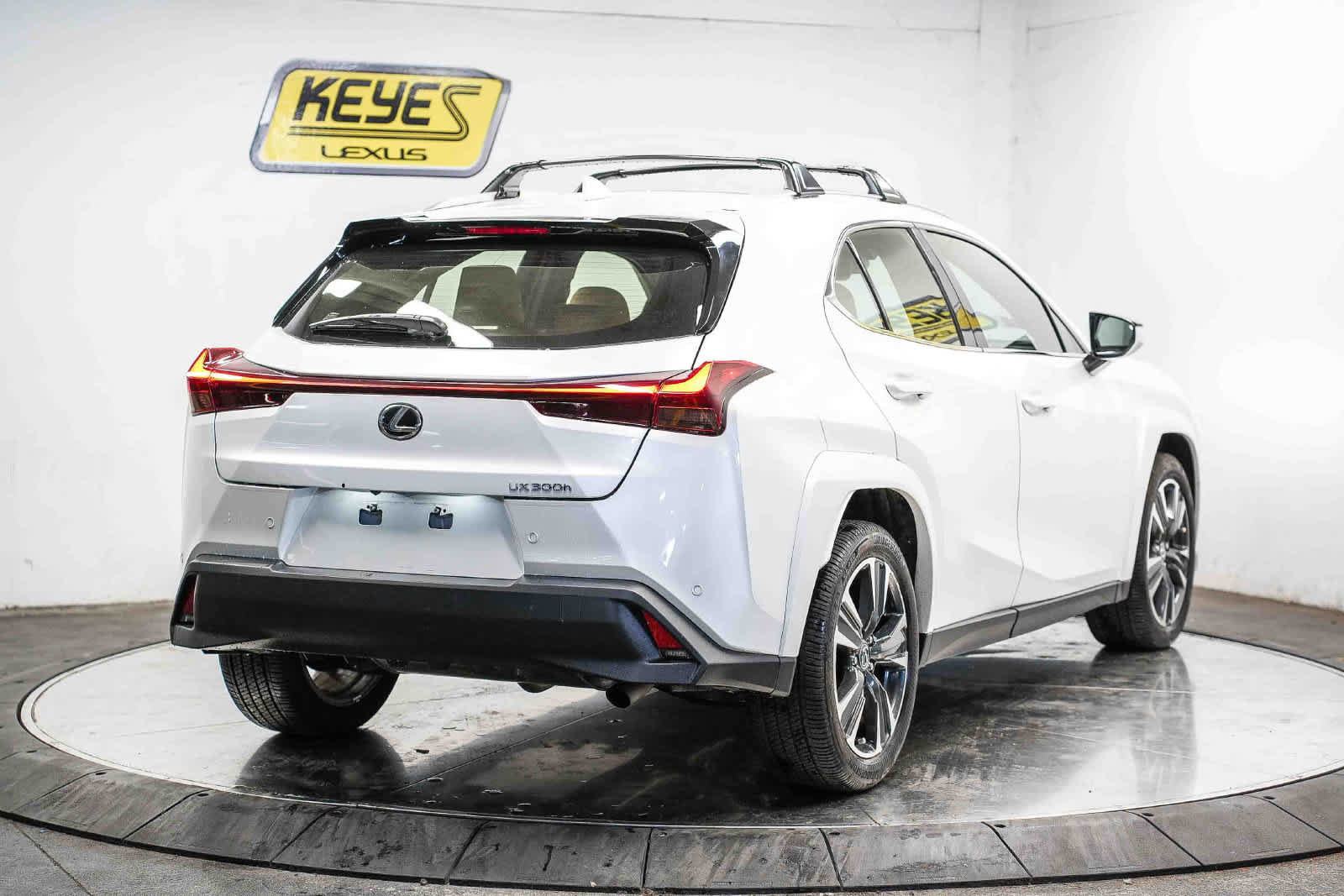 Used 2025 Lexus UX 300h FWD w/ Accessory Package (Z2) image 4