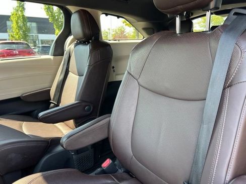 Used 2022 Toyota Sienna Platinum AWD/4WD image 32