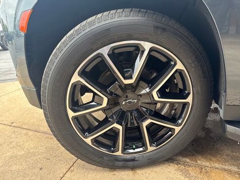 Used 2021 Chevrolet Suburban RST w/ Luxury Package image 26