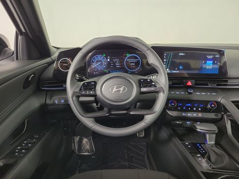 New 2025 Hyundai Elantra SEL image 11