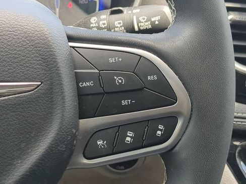 Used 2023 Chrysler Pacifica Touring-L FWD image 33