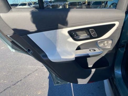 Used 2025 Mercedes-Benz GLC 300 4MATIC image 33