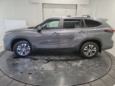 Used 2024 Toyota Highlander XLE image 4