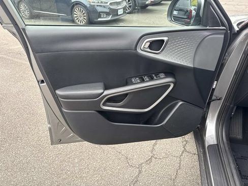 Used 2025 Kia Soul LX w/ LX Technology Package FWD image 13