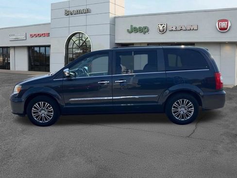 Used 2014 Chrysler Town & Country Touring-L w/ Driver Convenience Group FWD image 4