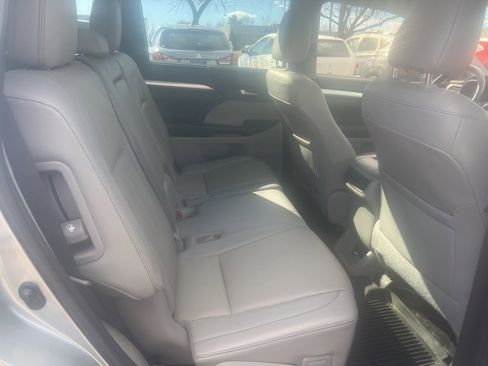 Used 2019 Toyota Highlander XLE image 6