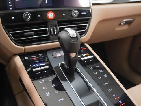 Certified 2025 Porsche Macan image 33