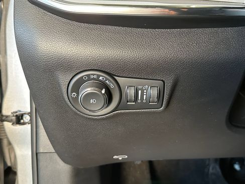 Used 2023 Jeep Compass Limited w/ Sun and Sound Group AWD/4WD image 18