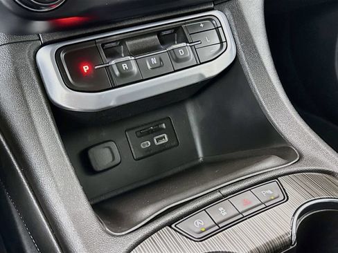 Used 2021 GMC Acadia SLT w/ Technology Package AWD/4WD image 19